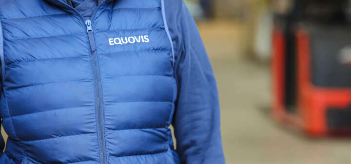 Equovis Mitarbeiter in blauer Jacke